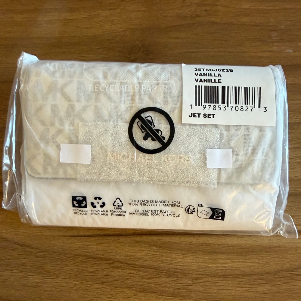 Michael Kors Jet Set Medium Signature Logo 2-in-1 Wallet | Vanilla - Picture 7 of 8